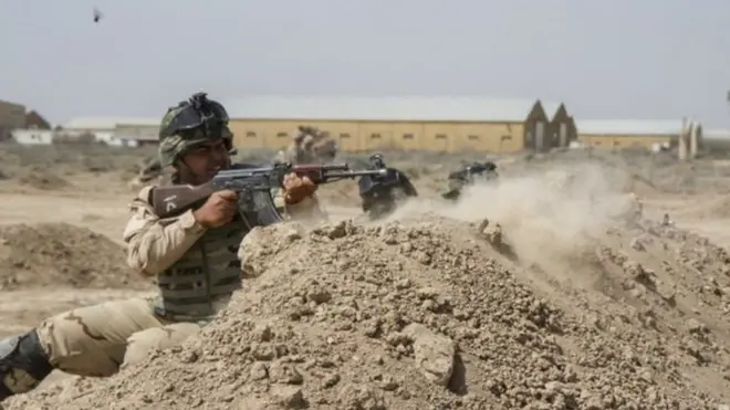 جندي عراقي يتدرب تحت إشراف مستشارين أمريكيين في العراق