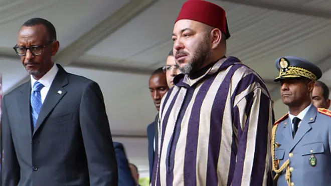 Le roi du Maroc, Mohammed VI (C) accueilli par le président du Rwanda Paul Kagame (G) le 19 octobre 2016 à Kigali