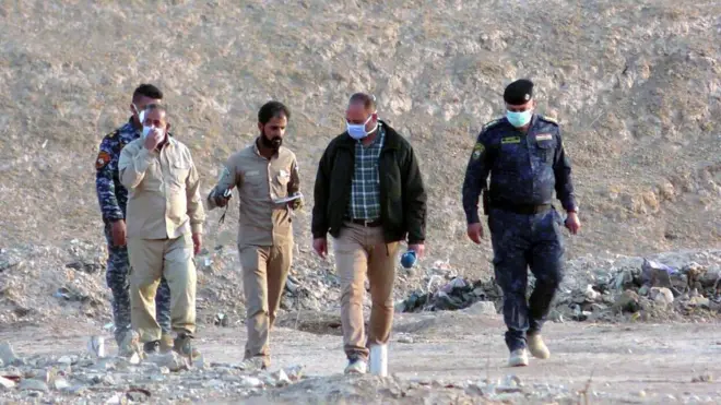 Iraklı adli tıp uzmanları, Hamam el Alil kasabasındaki toplu mezarı inceliyor