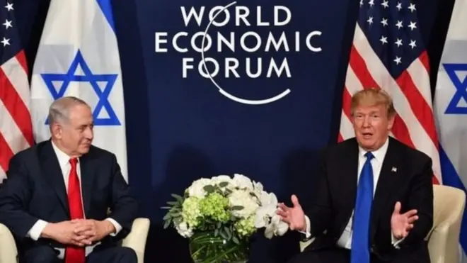 Waziri mkuu wa Israel Benjamin Netanyahu na rais Donald Trump pembezoni mwa mkutano wa kiuchumi mjini Davos
