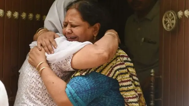 बिलखते परिजन