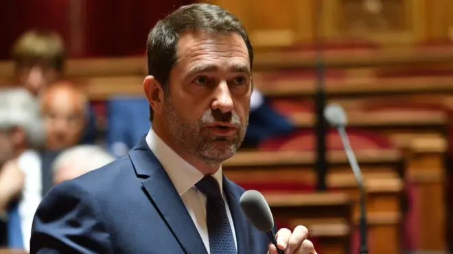 Le ministre français de l'Intérieur (en photo) annonce qu'une enquête est ouverte sur l'agression mortelle de Mamadou Barry.