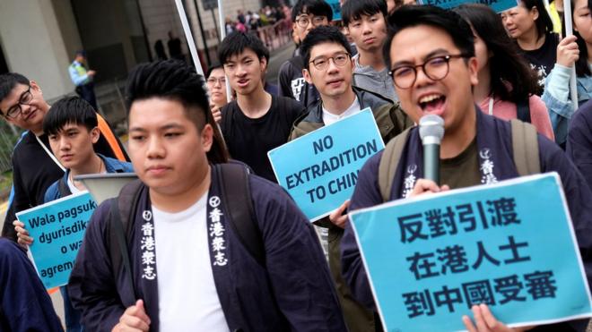 早前有香港團體發起遊行反對政府修改法例，容許香港把嫌疑犯引渡到中國大陸受審。