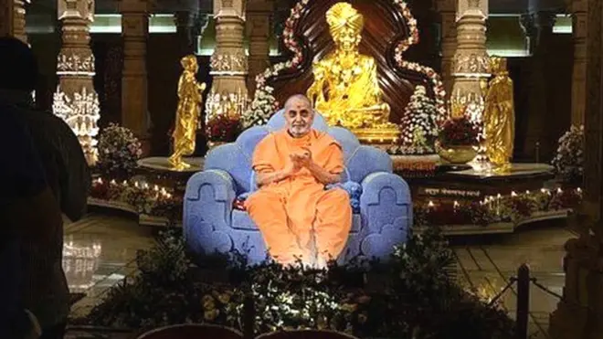 ગાંધીનગરના અક્ષરધામ મંદિરમાં ભગવાન સ્વામીનારાયણ મૂર્તિની પાસે રાખવામાં આવેલું પ્રમુખ સ્વામીનું જીવંત ચિત્ર