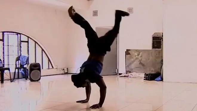 زمبابوے کے بلیسنگ فائر پیدا ہوئے تو ڈاکٹرز نے بتایا کہ وہ کبھی چل نہیں سکیں گے لیکن انھیں ڈانس کرنا پسند تھا اور آج وہ ایوارڈ یافتہ کریو کے ساتھ کام کر رہے ہیں