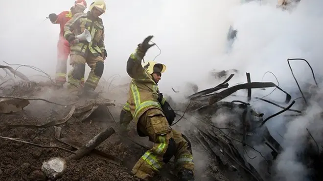 بر اساس آنچه تاکنون به طور رسمی اعلام شده، این حادثه ۱۵ آتش‌نشان و ۱۰ نفر دیگر زیر آوار گرفتار هستند هرچند آمارهای غیررسمی بیش از این است