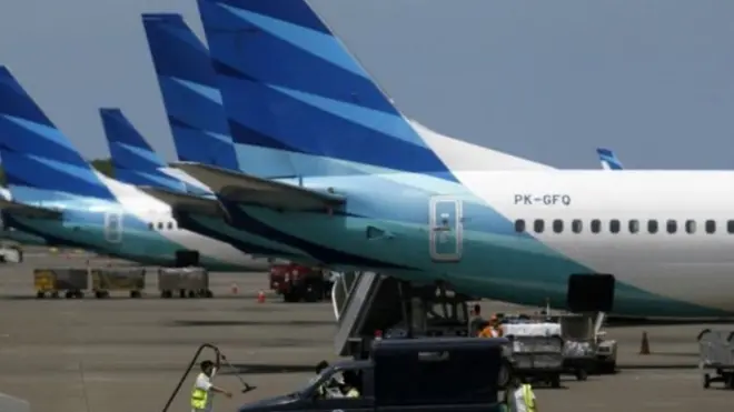 Direktur Utama Garuda, Arief Wibowo, mengumumkan penurunan keuntungan tahun 2016 menjadi Rp120 miliar dari Rp1 triliun di tahun sebelumnya.