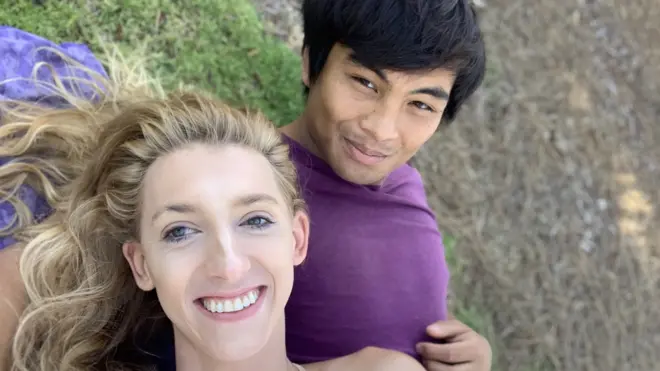 Daniella na Josh baryamye ku kiringiti hanze.