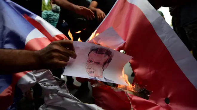 Emmanuel Macron, Bağdat'ta da protesto edildi.