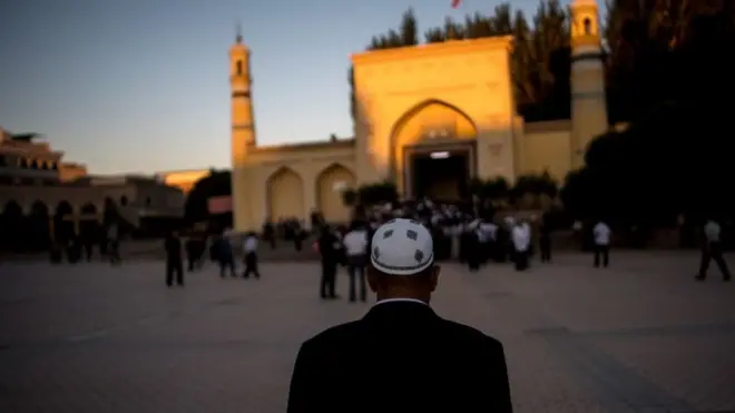 在中國新疆維吾爾自治區喀什老城區，一名穆斯林男子抵達清真寺，凖備參加清晨禱告（2017年6月26日資料照片）。