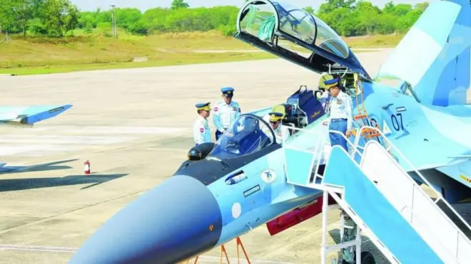 ၂၀၂၃ ဒီဇင်ဘာလက တပ်တော်ဝင်အခမ်းအနားမှာ Su-30 ပေါ်တွေ့ရတဲ့ ဗိုလ်ချုပ်မှူးကြီးမင်းအောင်လှိုင်