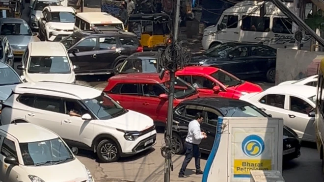హైదరాబాద్‌లో పెట్రోల్, డీజిల్ బంకులు 