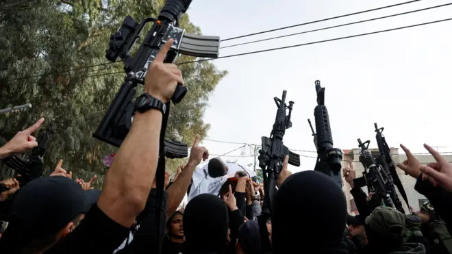 يحمل المشيعون جثمان الفلسطيني ربحي شلبي، الذي قُتل في اشتباكات مع قوات السلطة الفلسطينية، أثناء جنازته في مخيم جنين بالضفة الغربية المحتلة