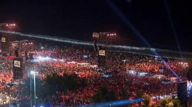 Multidão em Copacabana para o show de Shakira, com luzes e telões