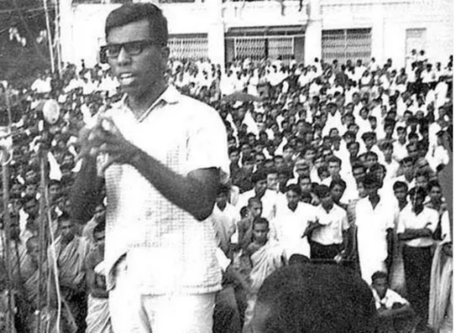 1917 ඔක්තෝබර් 25 වන දින සිදුවූ රුසියානු විප්ලවයෙන් පසුව සමාජවාදී රජයක් බවට පත්වූ සෝවියට් සමූහාණ්ඩුවේ ලුමුම්බා විශ්වවිද්යාලයේ අධ්යාපනය ලැබීමට ශිෂ්යත්වයක් ලැබී, එහි ඉගෙන ගනිමින් සිටි රෝහණ විජේවීර තරුණයා එහිදී චීන කොමියුනිස්ට් පිළට සහය පළ කිරීම හේතුවෙන් එම විශ්වවිද්යාලයෙන් නෙරපා හරින ලදී.