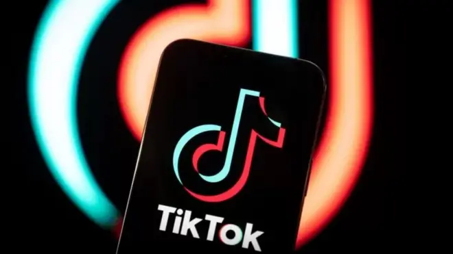 "Waan is jecelnahay," ayuu yiri Shadab Alam oo 27 jir ah. Laakiin waxaan rabnaa inaan si sharci ah isku guursano.