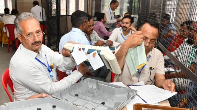 मतगणना करते अधिकारी