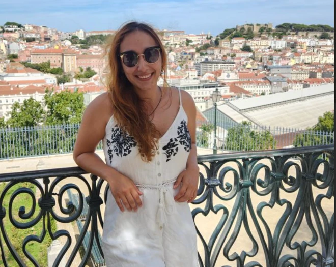 A tradutora Lara Sheffer em uma roupa branca