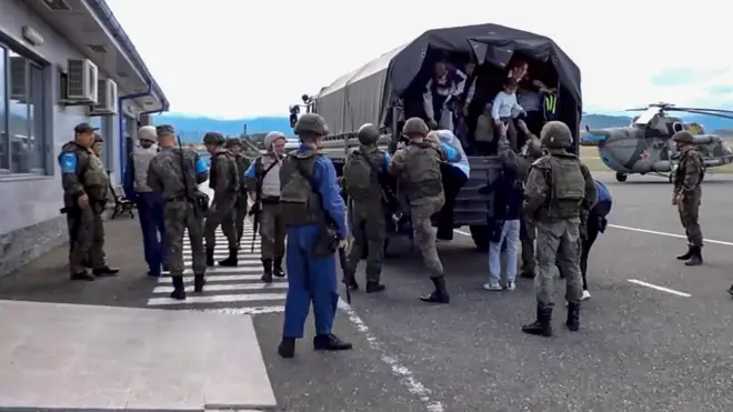 قوات حفظ السلام الروسية تساعد في إجلاء السكان