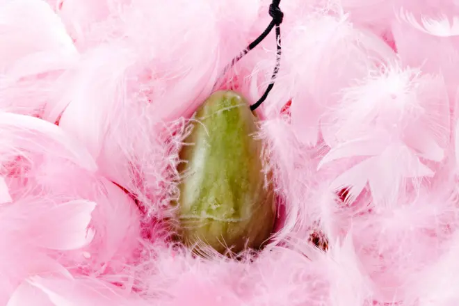 እዞም 'ጃዴ ስቶንስ' ወይ 'ዮኒ ኤግስ' ተባሂሎም ዝጽውዑ ኣእማን ኣብ ውሽጦም ብዝርከብ ስልኬት ዝበሃል ኬሚካል ኣብ ውሽጢ ርሕሚ ከቢድ ረኽሲታት ከስዕብ ይኽእል 