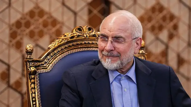 يلتقي رئيس البرلمان الإيراني، محمد باقر قاليباف، قائد الجيش الباكستاني، سيد عاصم منير، غير الظاهر في الصورة، في 23 مايو/أيار 2026 في طهران، إيران.