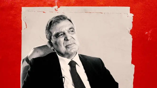 11. Cumhurbaşkanı Abdullah Gül. Arkasında bir çalışma masası ve Türk bayrağı görülüyor. 