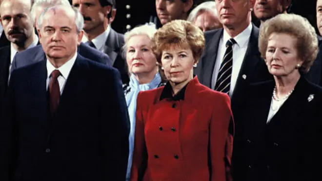 Mikhail Gorbachev, Raisa Gorbachova (giữa) và Margaret Thatcher trong một chuyến thăm London năm 1989