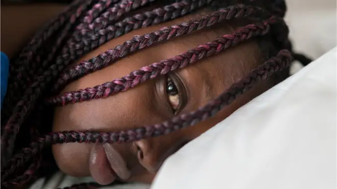 Jeune africaine qui essaie de dormir