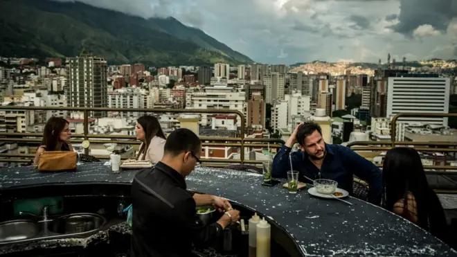 Poco a poco y pese a los graves problemas, los venezolanos recuperaron cierta normalidad.