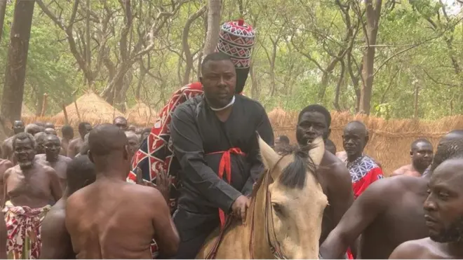 Di horseman as e dey carry di king go Nando forest