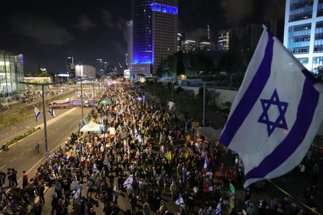 عائلات الرهائن الإسرائيليين المحتجزين لدى حماس في غزة وأنصارهم يشاركون في احتجاج يطالب بإتمام صفقة الرهائن بين إسرائيل وحماس، خارج مقر كرياه العسكري في تل أبيب