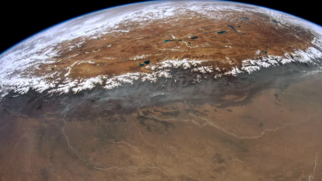ภาพถ่ายดาวเทียมของเทือกเขาหิมาลัย ซึ่งทอดตัวยาวเข้าไปในเขตแดนของหลายประเทศ