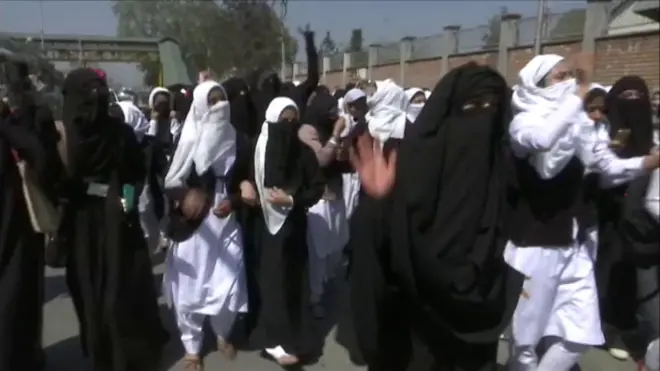کشمیری طلبا احتجاج کر رہے ہیں