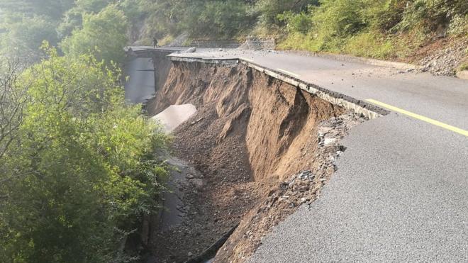 目前九寨沟景区道路多个地段存在不同程度受损，多处山体垮塌。