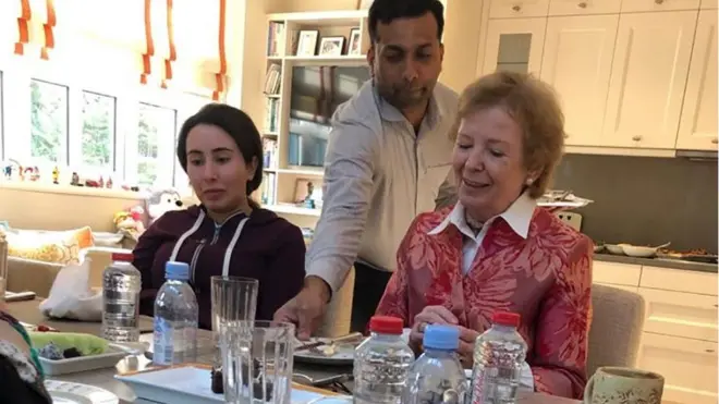 กระทรวงต่างประเทศสหรัฐอาหรับเอมิเรตส์ผยแพร่พระรูปของเจ้าหญิงลาติฟา คู่กับนางแมรี โรบินสัน อดีตข้าหลวงใหญ่สิทธิมนุษยชนแห่งสหประชาชาติ และอดีตประธานาธิบดีไอร์แลนด์