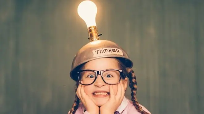 తలపై బల్బుతో బాలిక