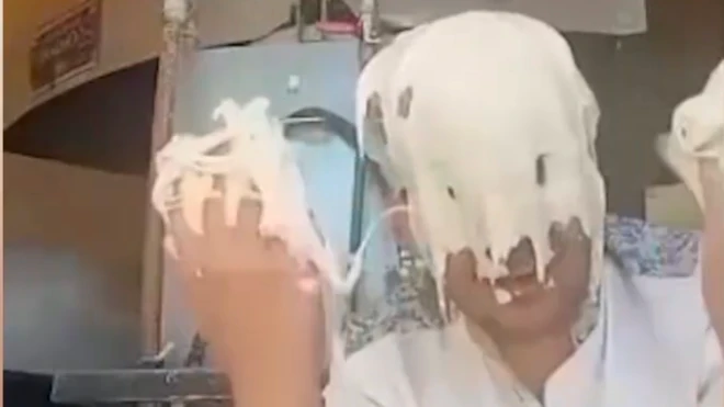 İranda çörəkçi başına xəmir sürüb etiraz edir