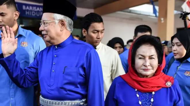 Najib Razak dan Rosmah Mansor dalam foto yang diambil pada 28 April lalu.