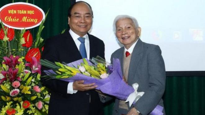 Thủ tướng Nguyễn Xuân Phúc tặng hoa giáo sư Hoàng Tụy năm 2017