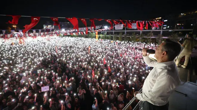 Özgür Özel Aydın'da kalabalığa seslenirken