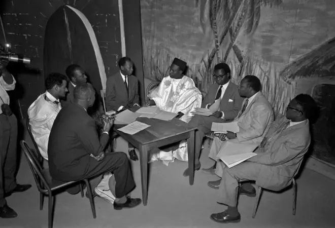  Les chefs des délégations (de GàD) : Nazi Boni (Haute-Volta), Hassen (observateur Mauritanien), Doudou Gueye (Sénégal), Mamadou Dia (Sénégal), Modibo Keita (Soudan), Premier ministre du Dahomey Sourou Apithy (Bénin), André et Joseph Ouédraogo (Haute-Volta). Des délégations africaines de fédéralistes appelant à l'unité se réunissent à Bamako (ex-Soudan), le 29 décembre 1958, afin d'établir une constitution pour la Fédération ouest-africaine (ex-OAF).