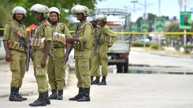 Le porte-parole de la police Barnabus Mwakaluka a déclaré à la BBC que ces suspects ont été tués jeudi dans un échange de tirs avec les forces de l'ordre.