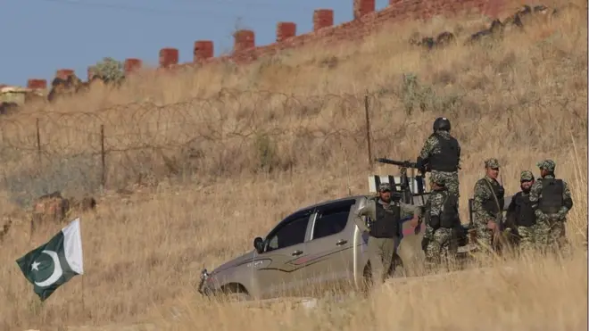 له دغې ناستې یوې سرچینې بي بي سي ته وویل، پاکستاني چارواکو افغان چارواکو ته ویلي، دغه راز بریدونه د هغو توغندیو په ځواب کې شوي، چې له امله یې په باجوړ کې د یوې مېرمنې په ګډون څلور ملکي وګړي وژل شوي دي.