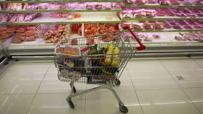 سبد خرید پر از مواد غذایی در بخش گوشت و محصولات پروتئینی یک سوپرمارکت در ایران