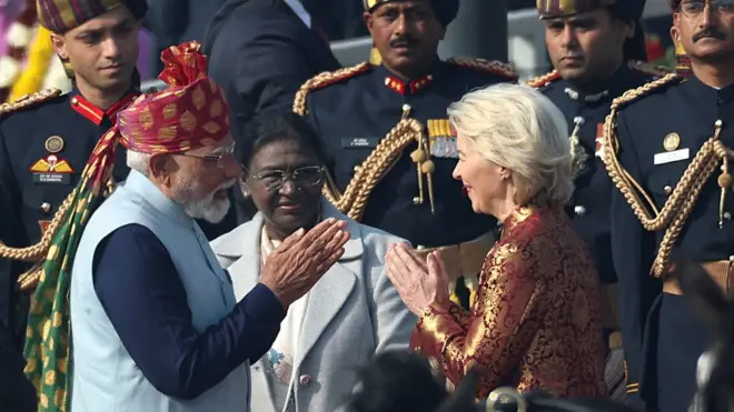 Премьер-министр Индии Нарендра Моди приветствует главу Еврокомиссии Урсулу фон дер Ляйен