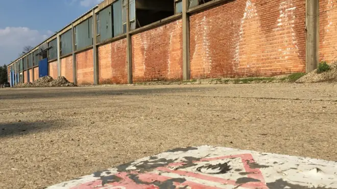 Fabrička hala bez vrata i prozora kao skladište opasnog otpada