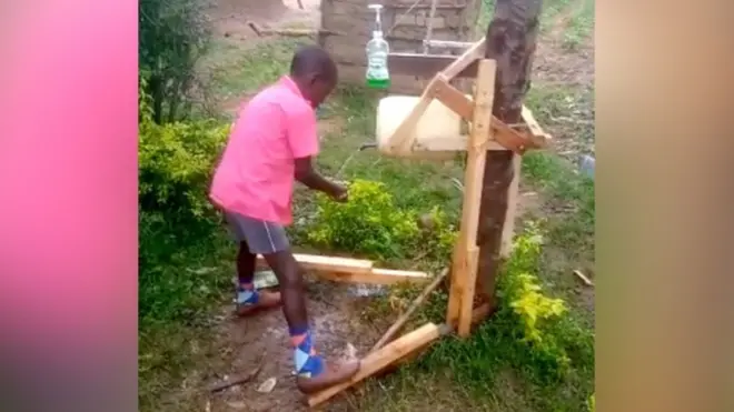 طفل كيني يخترع وسيلة آمنة لغسل اليدين