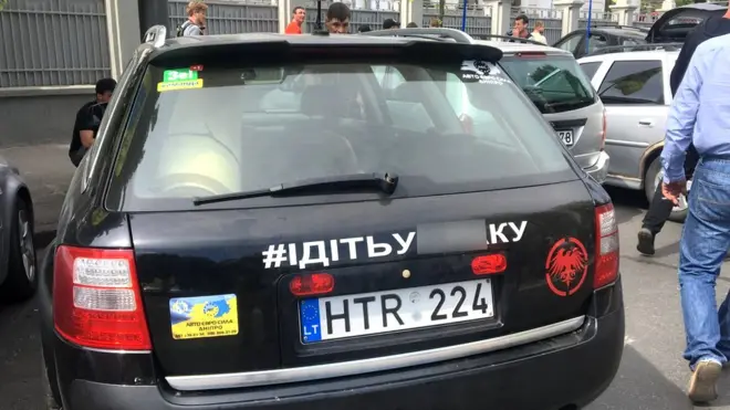 Учасники кажуть, що попри всі ухвалені норми щодо розмитнення, автомобілі в Україні так і не стали доступними