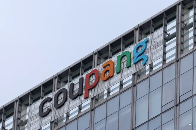 건물 외벽 상단에 'coupang' 로고가 부착돼 있다.