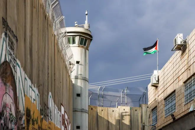 برج مراقبة لجدار الفصل الإسرائيلي في الضفة الغربية في بيت لحم